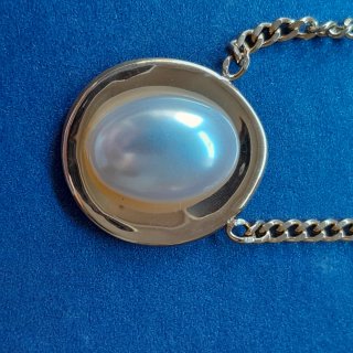 Collar de acero dorado con perla