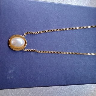 Collar de acero dorado con perla