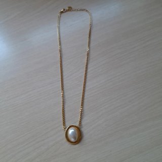 Collar de acero dorado con perla