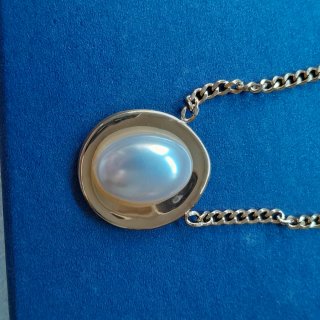Collar de acero dorado con perla