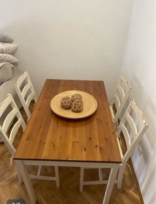 Mesa de comedor y 4 sillas