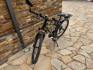 Bicicleta Rockrider ST 500 con accesorios