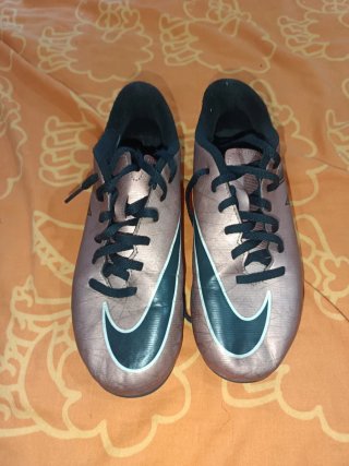 Zapatillas Fútbol Nike Doradas y Negras