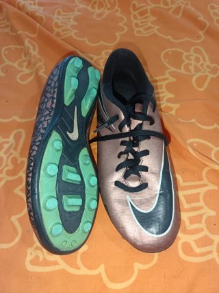Zapatillas Fútbol Nike Doradas y Negras
