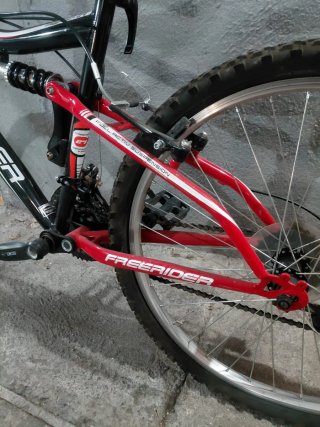 Bicicleta Montaña Freerider Negra y Roja