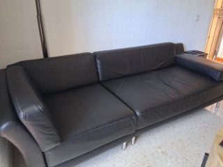 Sofá de piel negro