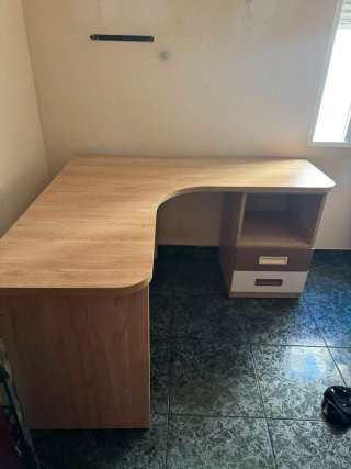 Escritorio esquinero con cajonera y mesa de centro