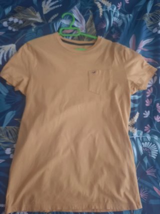 Camiseta Hollister amarilla con bolsillo