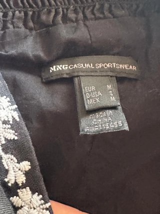 Vestido negro corto bordado sin mangas