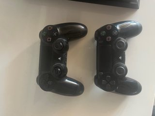 PS4 (PlayStation 4) con controller e giochi
