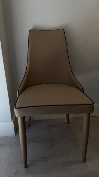 Sillas de comedor beige con ribete negro.