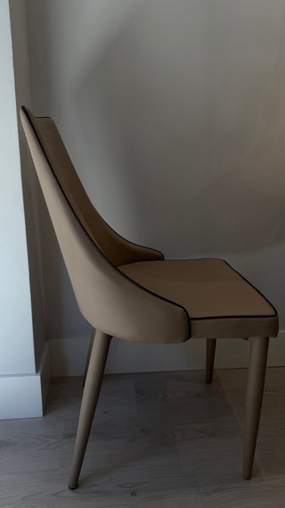 Sillas de comedor beige con ribete negro.