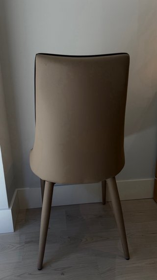 Sillas de comedor beige con ribete negro.