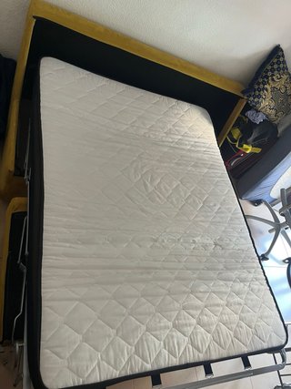 Sofá-cama amarillo de terciopelo