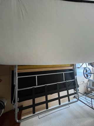 Sofá-cama amarillo de terciopelo