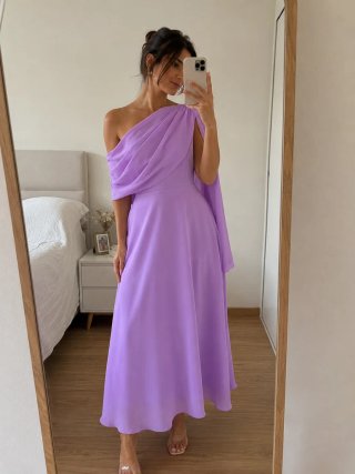 Vestido lila asimétrico