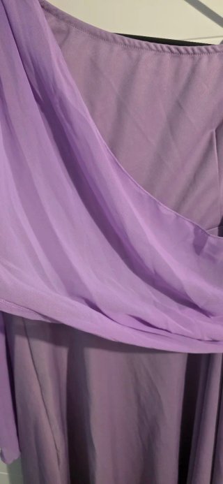 Vestido lila asimétrico