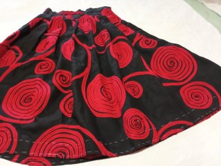 Falda negra y roja de fiesta