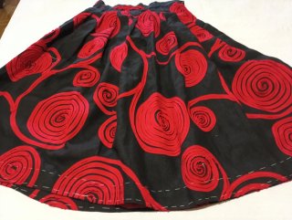Falda negra y roja de fiesta