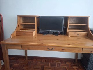 Escritorio de madera con cajones