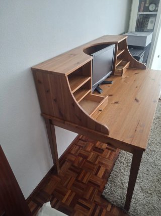 Escritorio de madera con cajones
