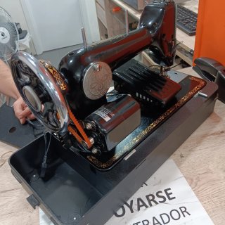 Máquina de coser vintage con motor Matsuyama