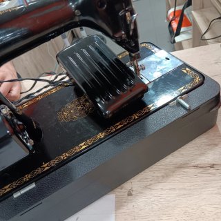 Máquina de coser vintage con motor Matsuyama