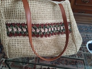Bolso de playa de rafia con detalle floral