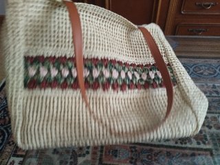 Bolso de playa de rafia con detalle floral