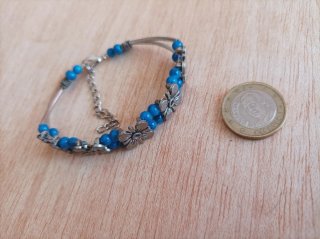 Pulsera azul con abalorios y detalles florales
