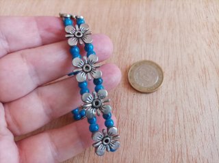 Pulsera azul con abalorios y detalles florales