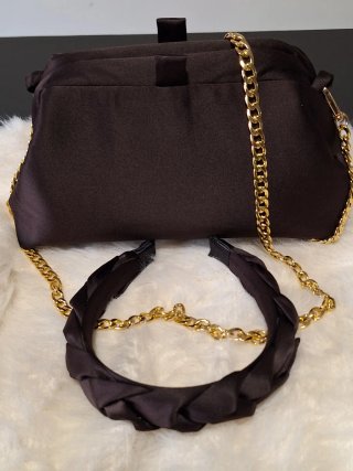 Bolso de mano marrón con cadena dorada