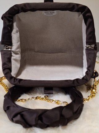 Bolso de mano marrón con cadena dorada