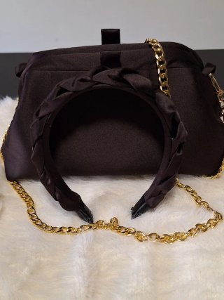 Bolso de mano marrón con cadena dorada