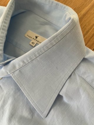 Camisa azul de vestir de manga larga de hombre