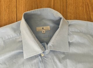 Camisa azul de vestir de manga larga de hombre