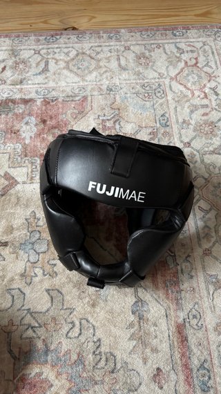 Guantes boxeo, paos, casco, artes marciales.