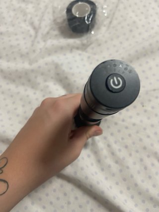 Maquina de tatuar con algunas agujas estériles