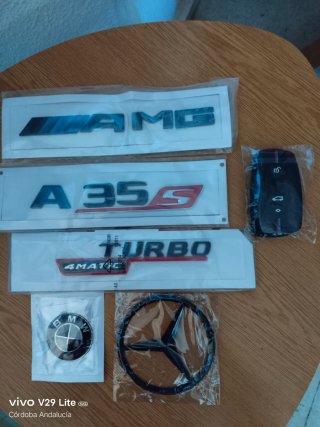 Insignias AMG, Turbo, 4Matic, BMW y Mercedes