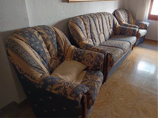 Sofá y sillones de tela y madera