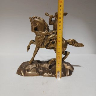 Figura antigua jinete tocando trompeta
