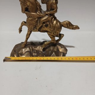 Figura antigua jinete tocando trompeta