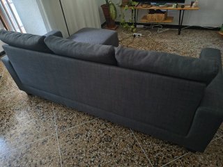 Sofá modular gris con estampado