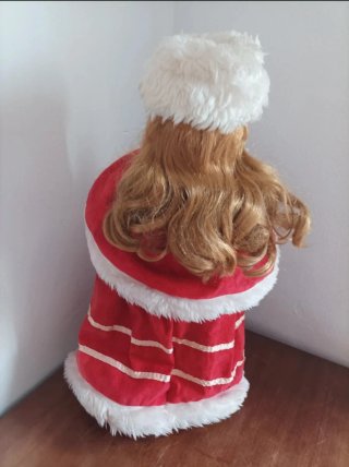 Muñeca de porcelana vestida de invierno