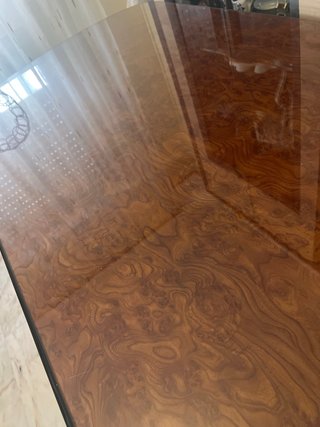 Mesa de comedor de madera y cristal