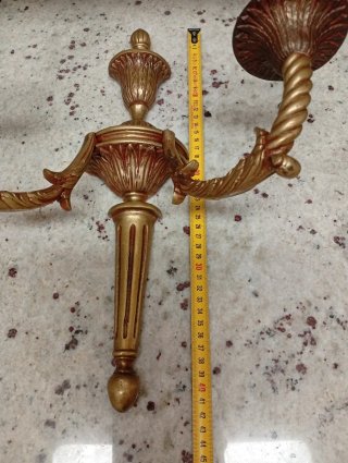 Antiguos y elegantes candelabros de pared