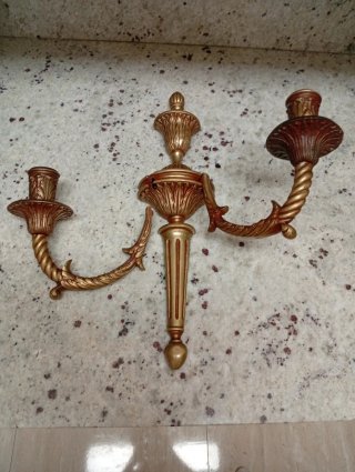 Antiguos y elegantes candelabros de pared