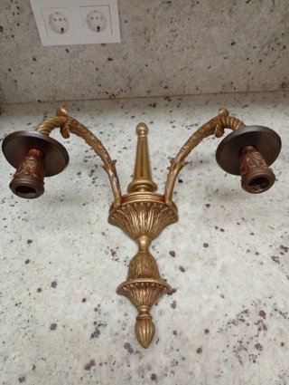 Antiguos y elegantes candelabros de pared