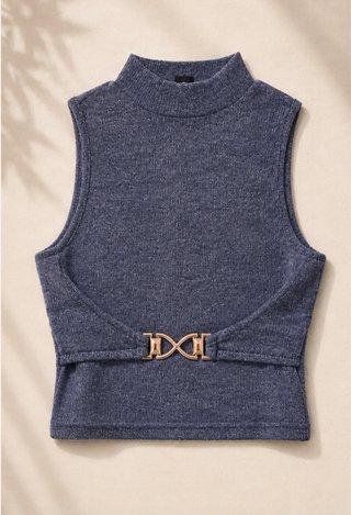 Top sin mangas con cuello alto y detalle dorado