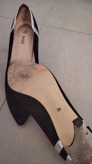 Zapatos de tacón negros y plateados